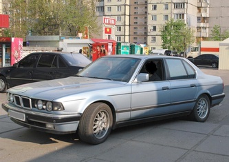 BMW 730 (e32)