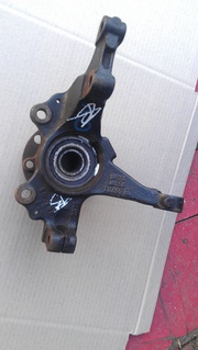 поворотный кулак левый Opel Corsa D 